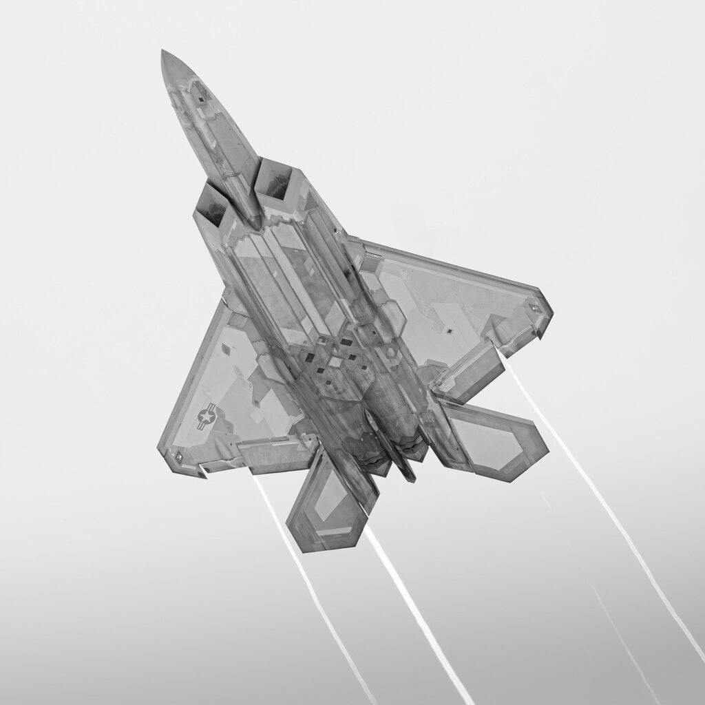 Aereo da caccia in volo, elaborazione digitale su fondo chiaro